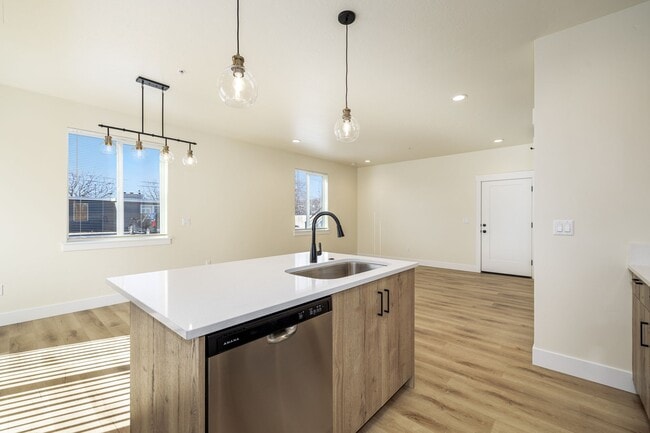Foto del edificio - Nearly Brand Bew 3+2 apartment with parking!