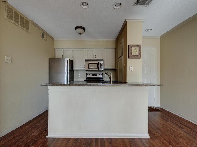 Building Photo - 8888 Tallwood Dr
