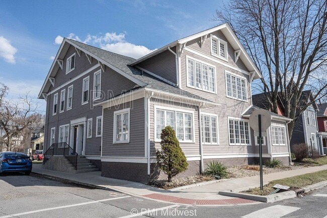 Building Photo - 125 E 17th St