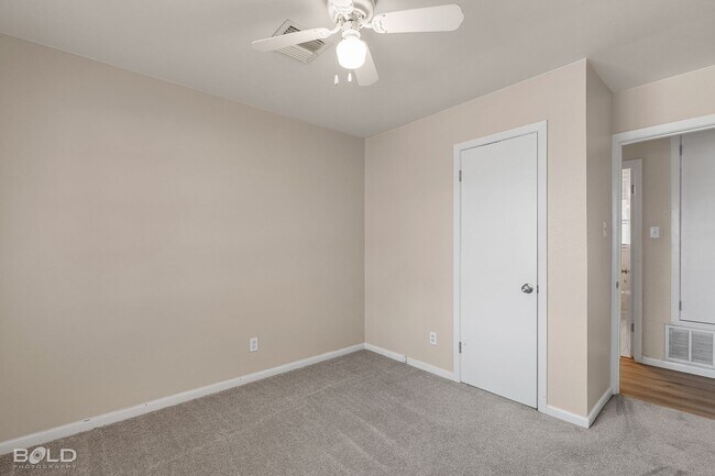 Foto del edificio - 1706 Shady Grove Dr