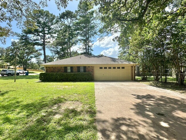 Building Photo - COMING SOON! 3 Bedroom 2 Bath in Flint!