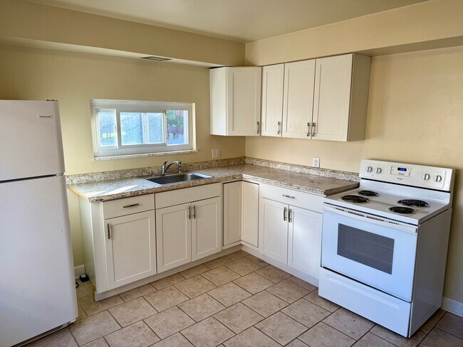 Building Photo - 338 Russellwood Ave