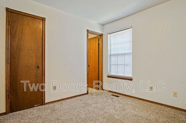 Building Photo - 8910 Oak Valley Dr