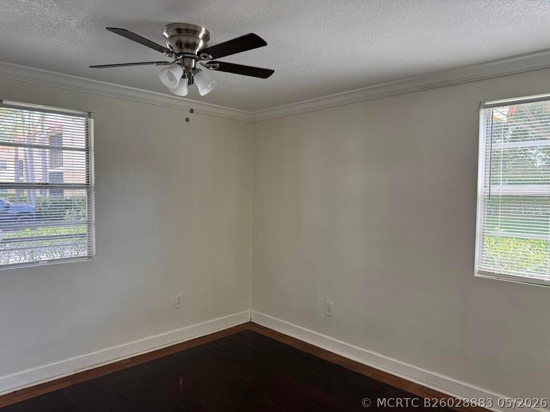 Building Photo - 1227 SW 46th Ave