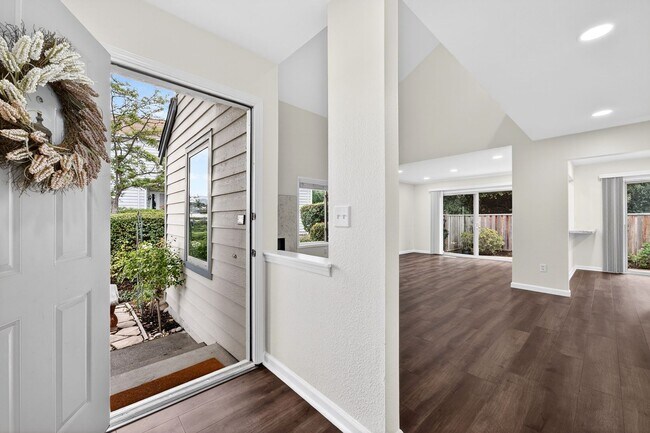 Foto del edificio - Luxury Living in Danville Ranch – Views, Solar & Prime Location!