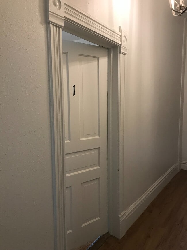 Building Photo - 325 4th Ave E