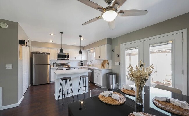 kitchen - 2936 E Clarendon Ave