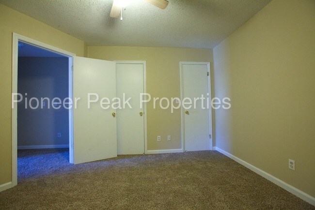 Building Photo - 421 Barnhardt Cir