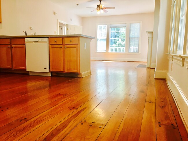 Cocina con electrodomésticos modernos, luz natural y acceso abierto al comedor y la sala de estar. - 1937 Fairfield Dr