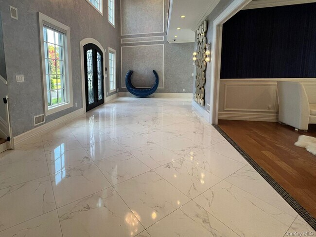 Foto del edificio - 302 Hewlett Neck Rd