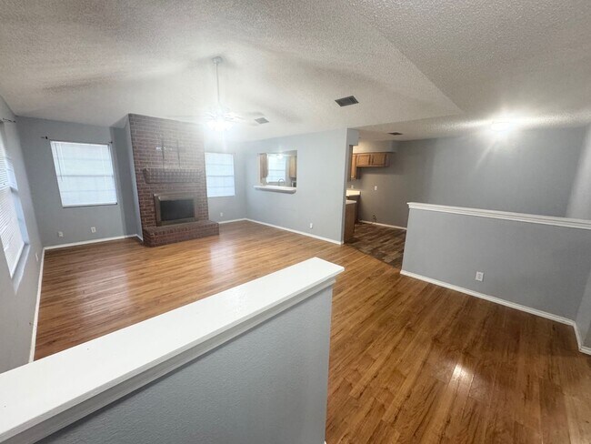 Building Photo - 3 Bed 2 Bath Ready To Rent ASAP!