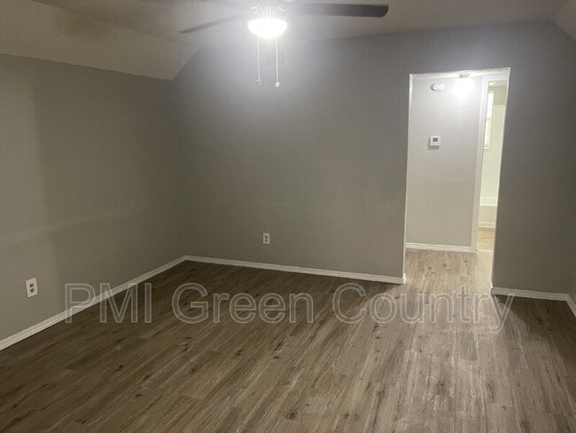 Building Photo - 405 S Maple St