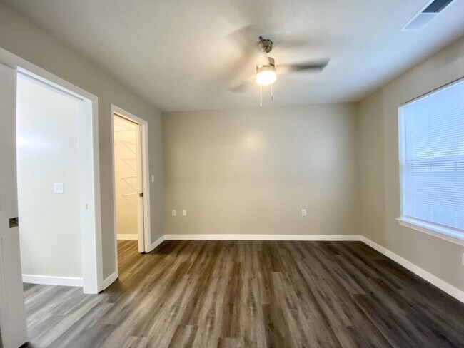 Building Photo - 2 Bedroom/2 Bath First Floor Condo