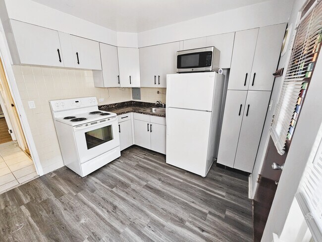 Foto del edificio - 2115-2123 W Farragut Ave