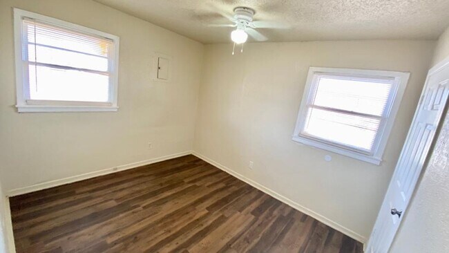 Building Photo - $0 First Month's Rent / $0 Deposit at Move-in