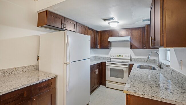 Building Photo - 5219 Bonnie Brae Cir