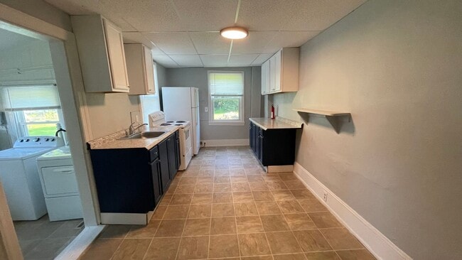Building Photo - 3 Bed 1 Bath Home