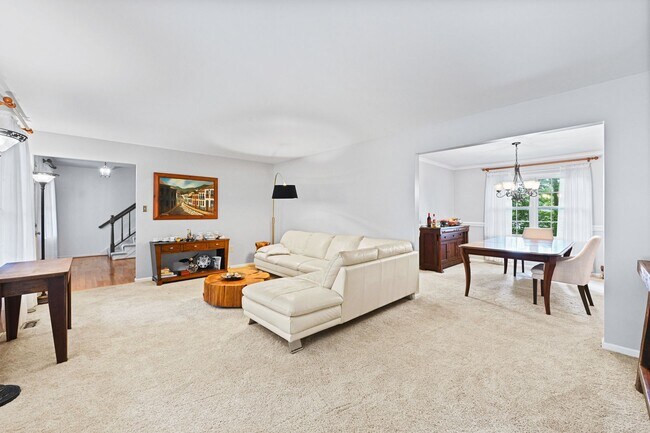 Building Photo - Great colonial on quarter acre lot! 9 Mont...