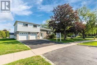 Building Photo - 1 Applewood Crescent