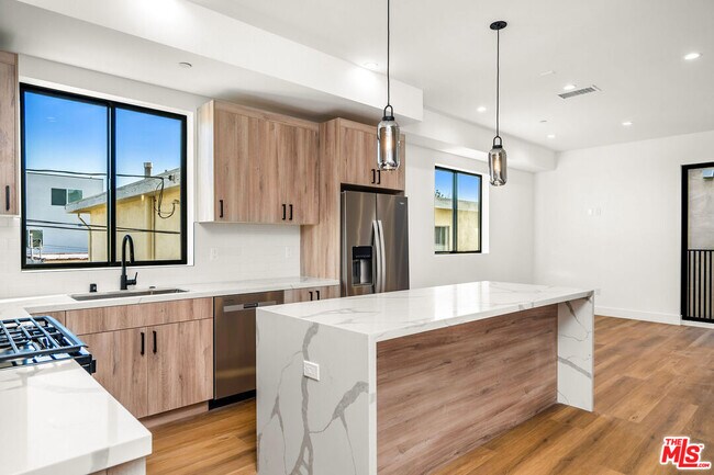 Building Photo - 2204 Carmona Ave