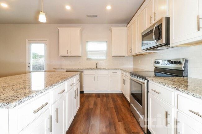 Building Photo - 2938 McKenzie Dr