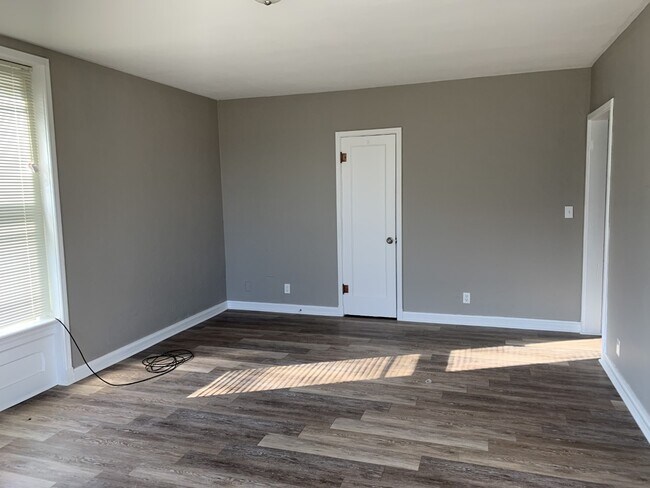 Sala de estar - 1002 S National Ave