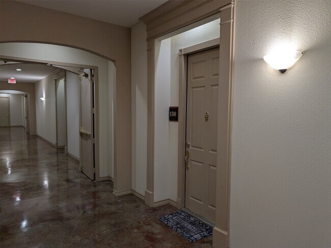 Foto del edificio - 2400 McCue Rd