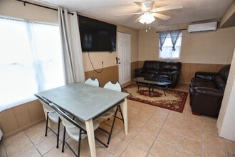 Building Photo - 316 Ling St