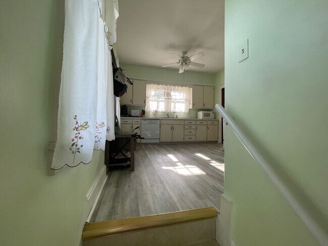 Building Photo - WEST 2 Bedroom 1 bath home