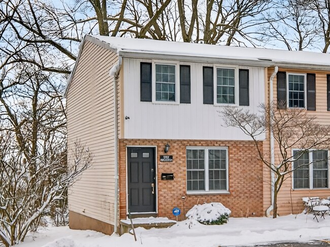 Foto del edificio - 1082h Mt Hope Ave