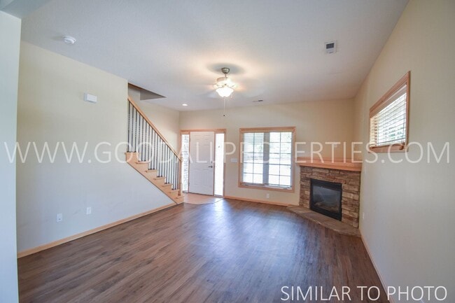 Building Photo - 2 Bedroom, 2.5 Bath Townhouse in Ankeny