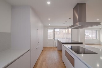 Building Photo - 3555 Chem. de la Côte-des-Neiges