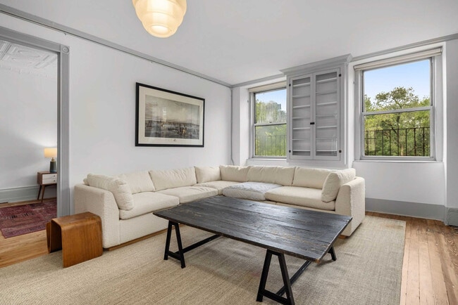 Building Photo - 185 E Broadway