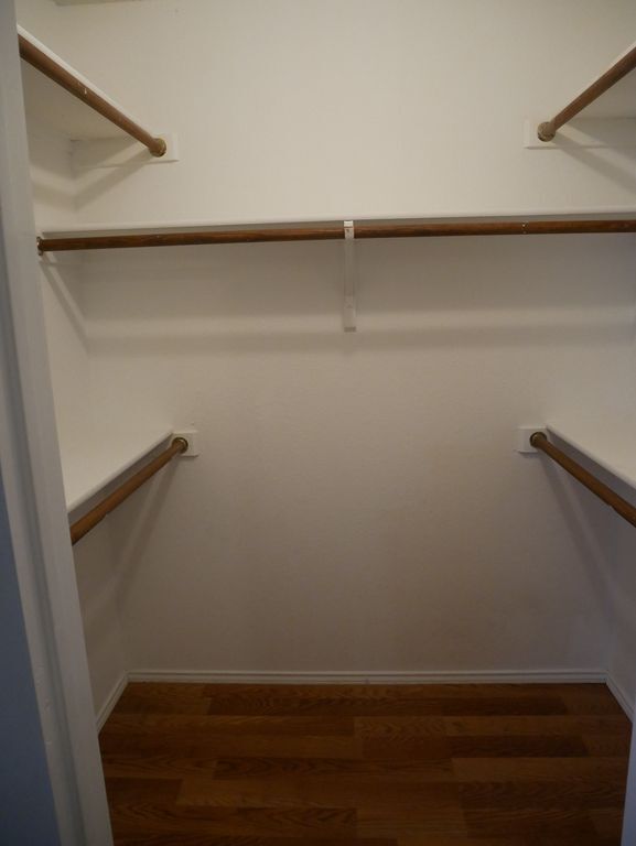 Dormitorio n.° 1: Vestidor - 5905 James River Dr