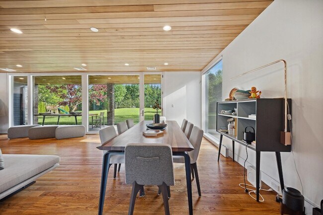Foto del edificio - 50 Sheldrake Rd