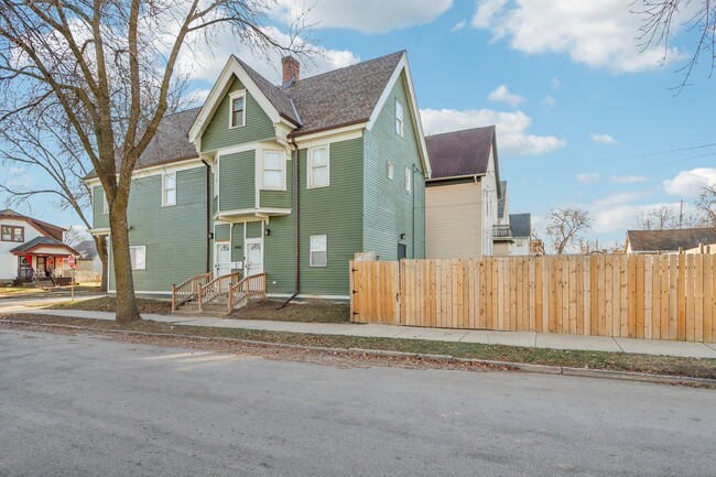 Building Photo - 3405 W Auer Ave
