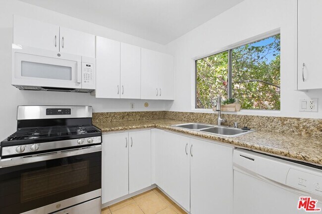 Foto del edificio - 18350 Hatteras St