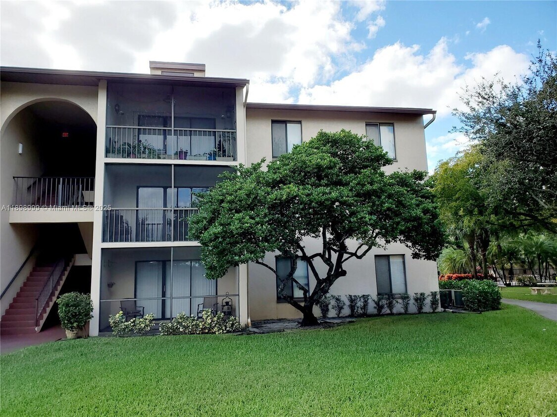 Primary Photo - 201 Foxtail Dr