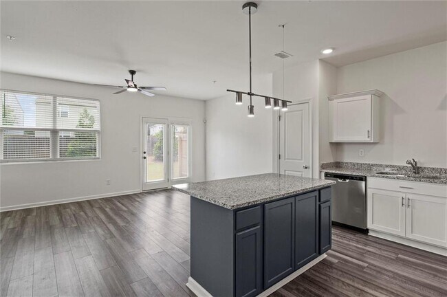 Building Photo - 595 Magnolia Cir