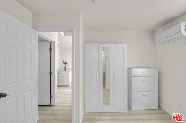 Foto del edificio - 7705 Baird Ave