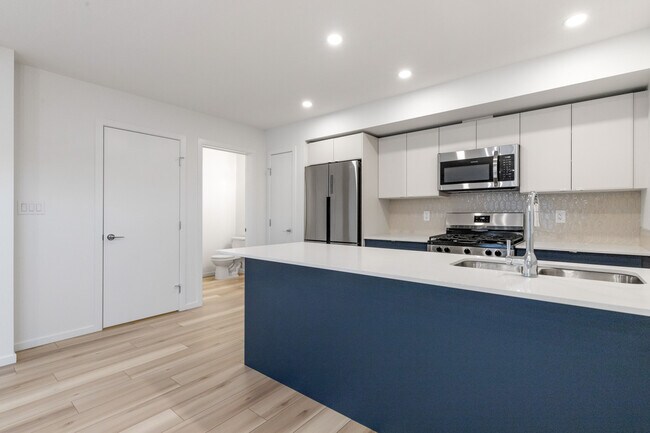 Photo du bâtiment - 16006-16103 103 Ave NW