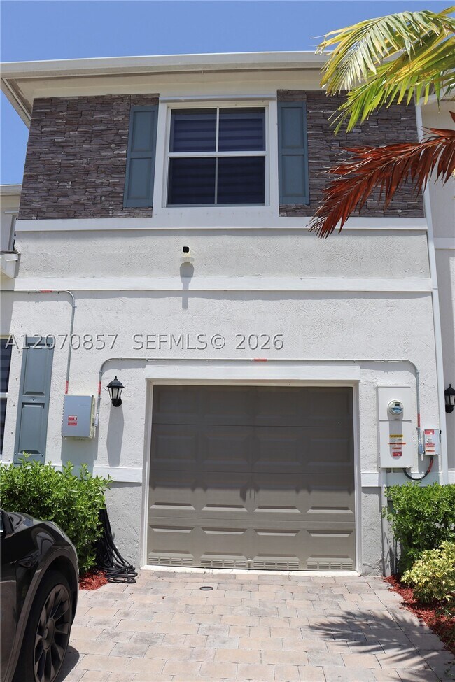 Foto del edificio - 811 SE 17th Ct