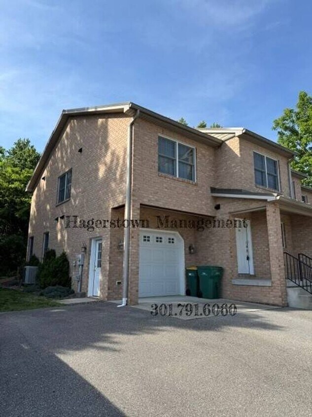 Foto del edificio - Lovely Brick Duplex in Smithsburg