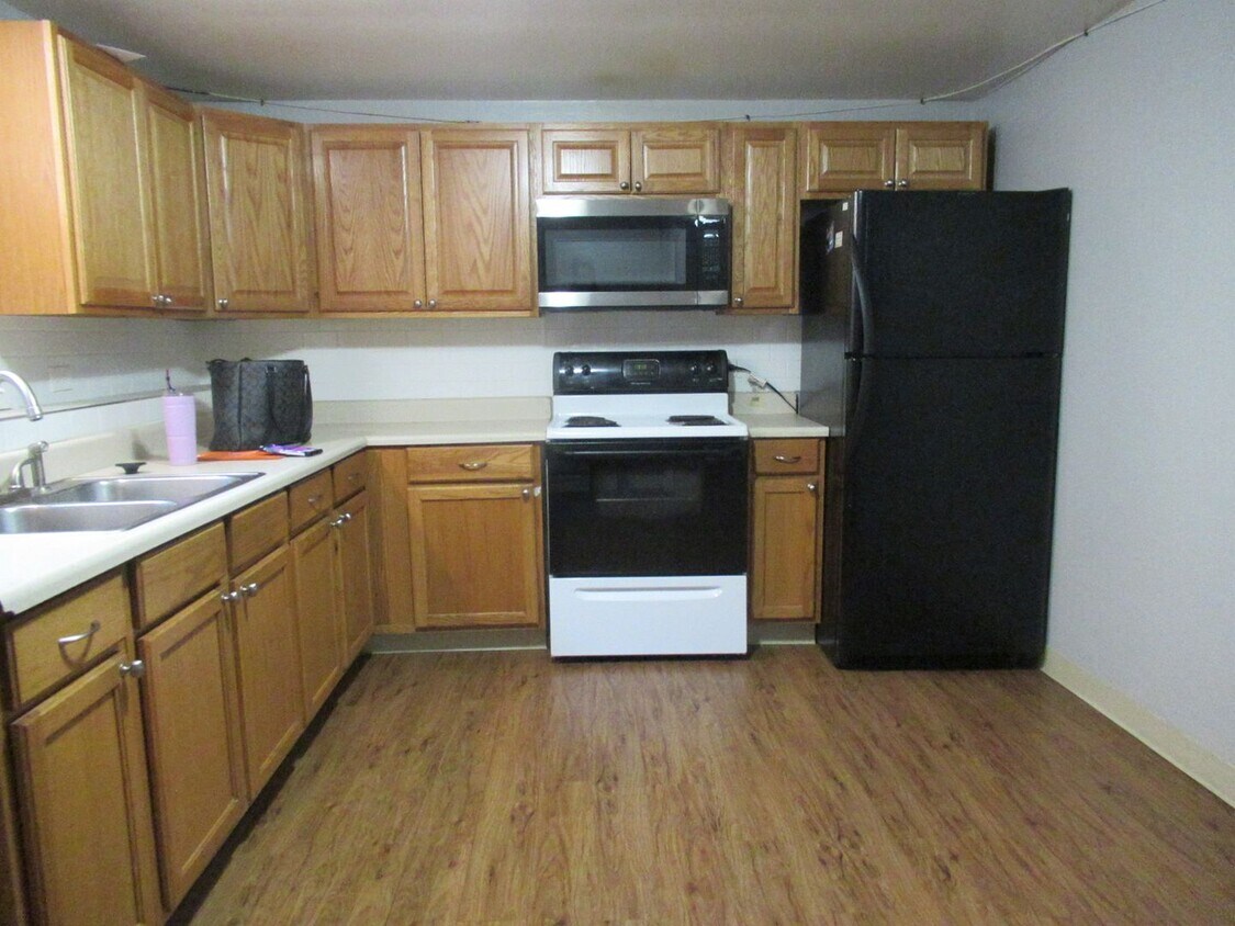 Spacious 3 bed/1 bath basement unit availa... - Spacious 3 bed/1 bath basement unit availa...