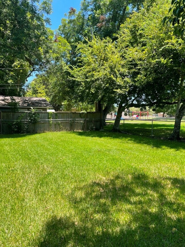 Foto del edificio - 502 Breezy Ln