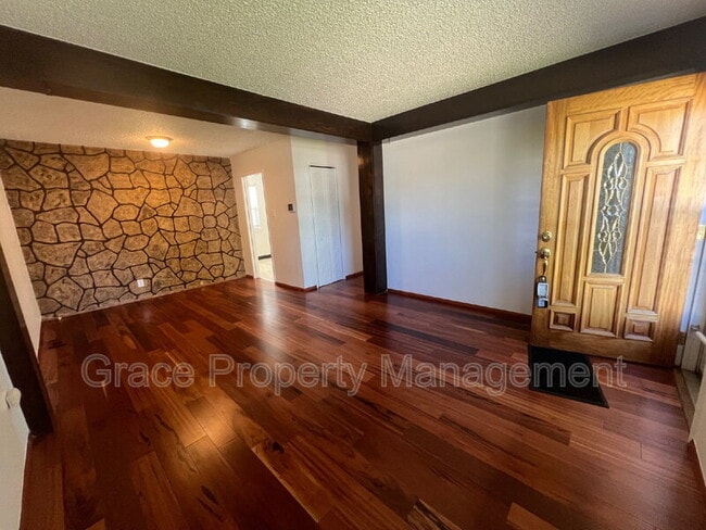 Photo - 8910 Hoyt Dr House