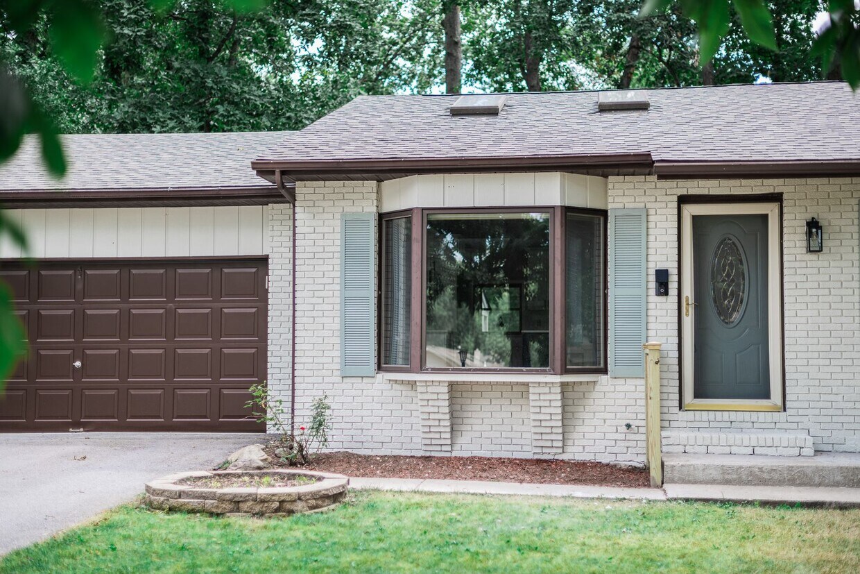 Foto principal - 3 bed 2 bath Home in Lakes of the Four Sea...
