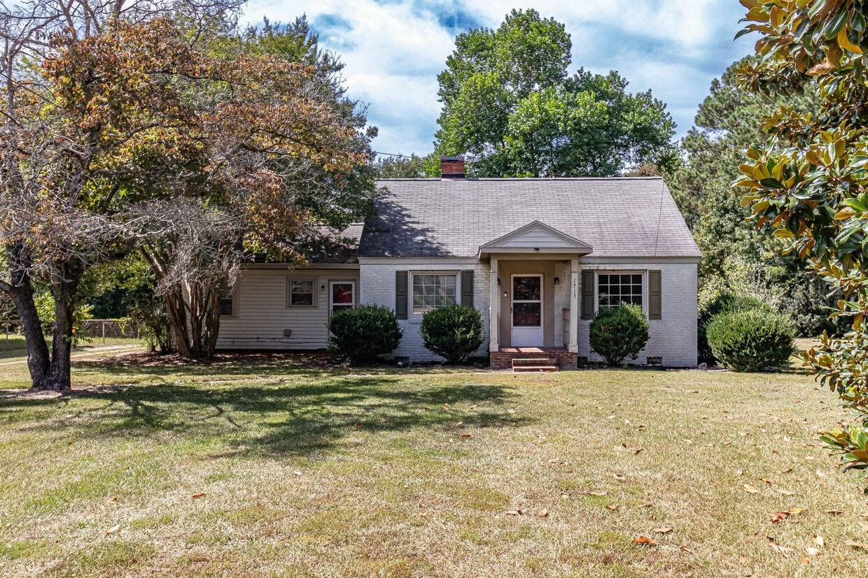 Primary Photo - CHARMING 2 Bedroom/1 Bathroom w/ Bonus Roo...