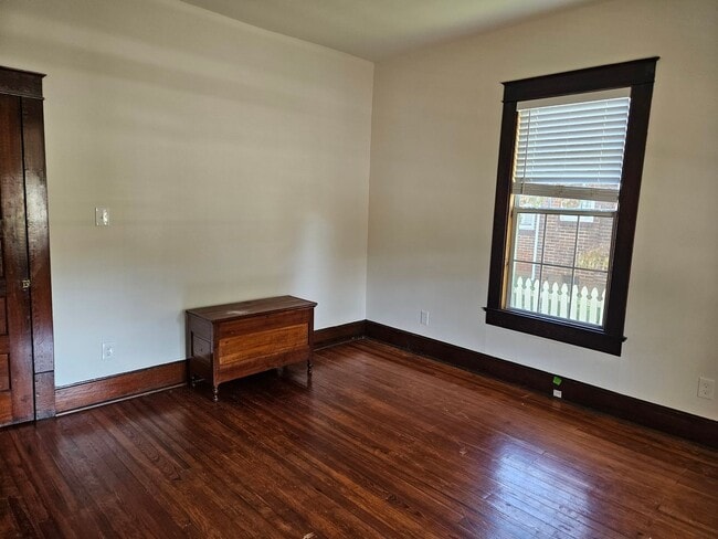 Building Photo - Maryville 37804 - Available Now! - Single story 2 bedroom (3rd possible,) 1.5 bath home with hard...