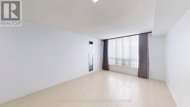 Building Photo - 711 Rossland Rd E